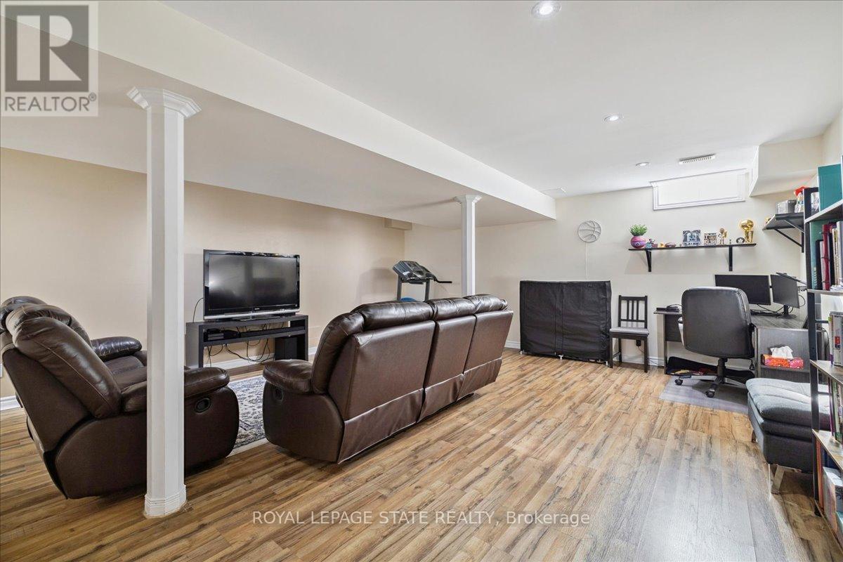 Photo 26 of 42 Meadow Wood Crescent, Hamilton ON