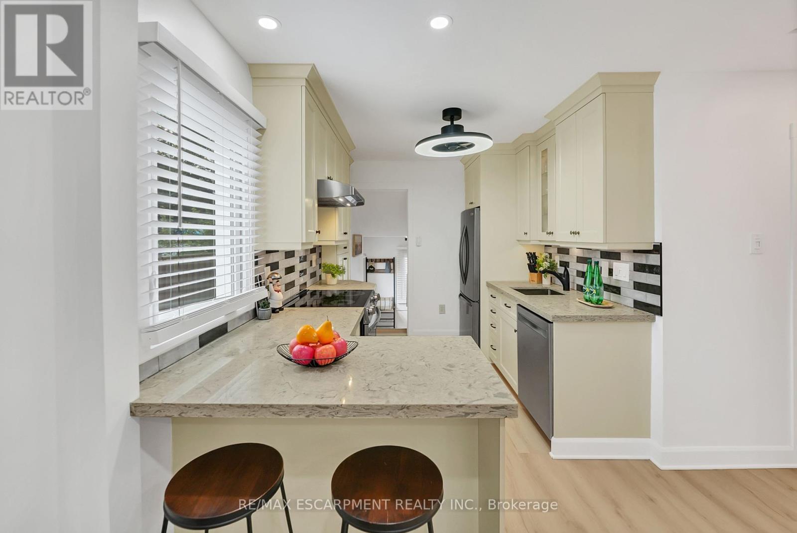 Photo 19 of 1 Waverley Road, St Catharines ON