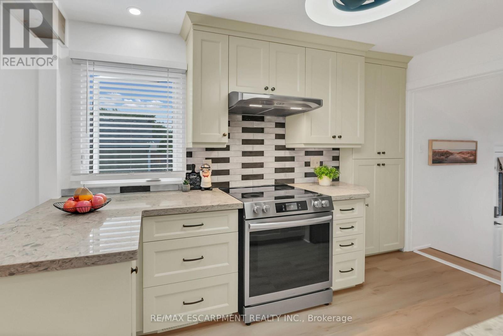 Photo 8 of 1 Waverley Road, St Catharines ON