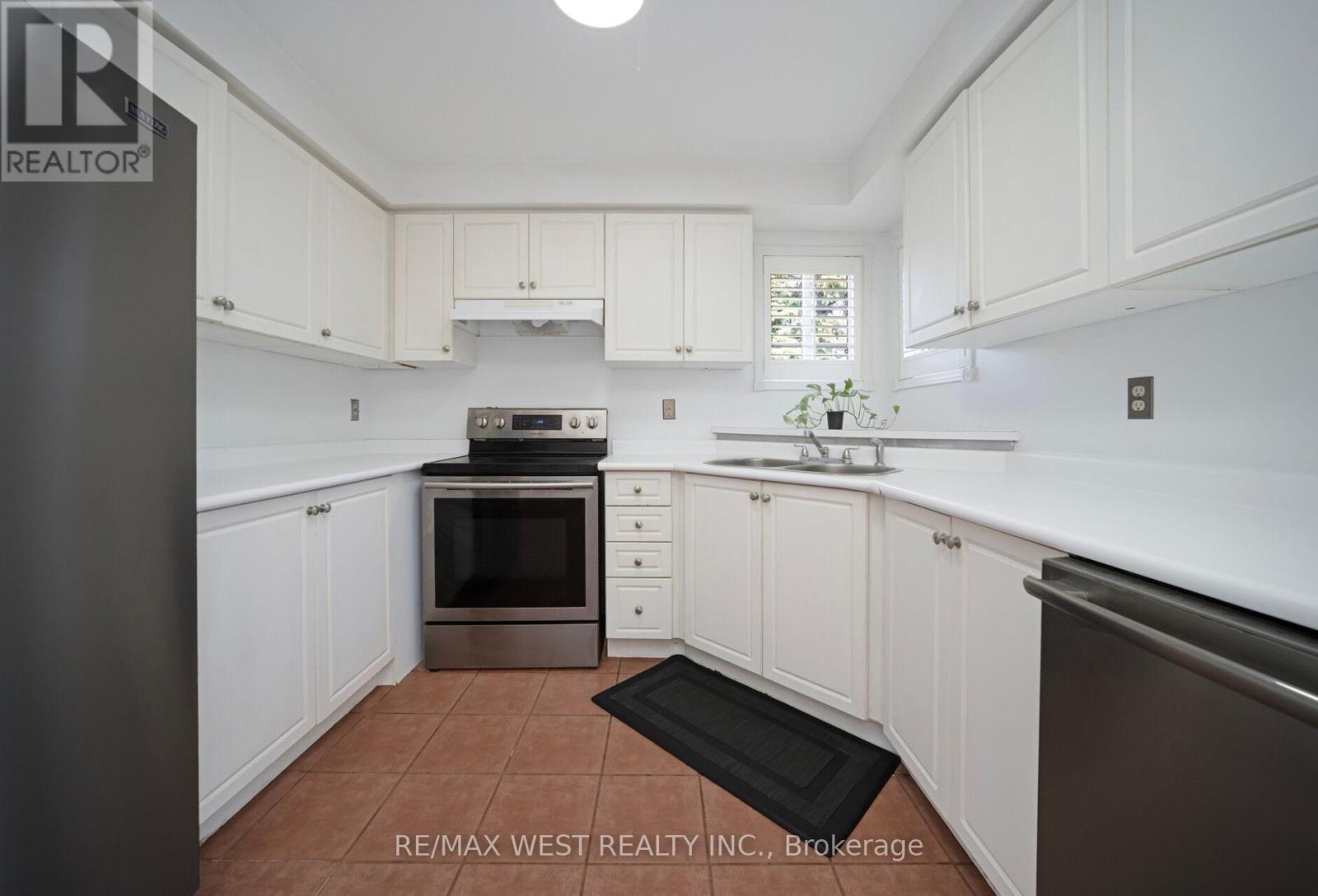 Photo 4 of 43 Flemington Drive, Caledon ON