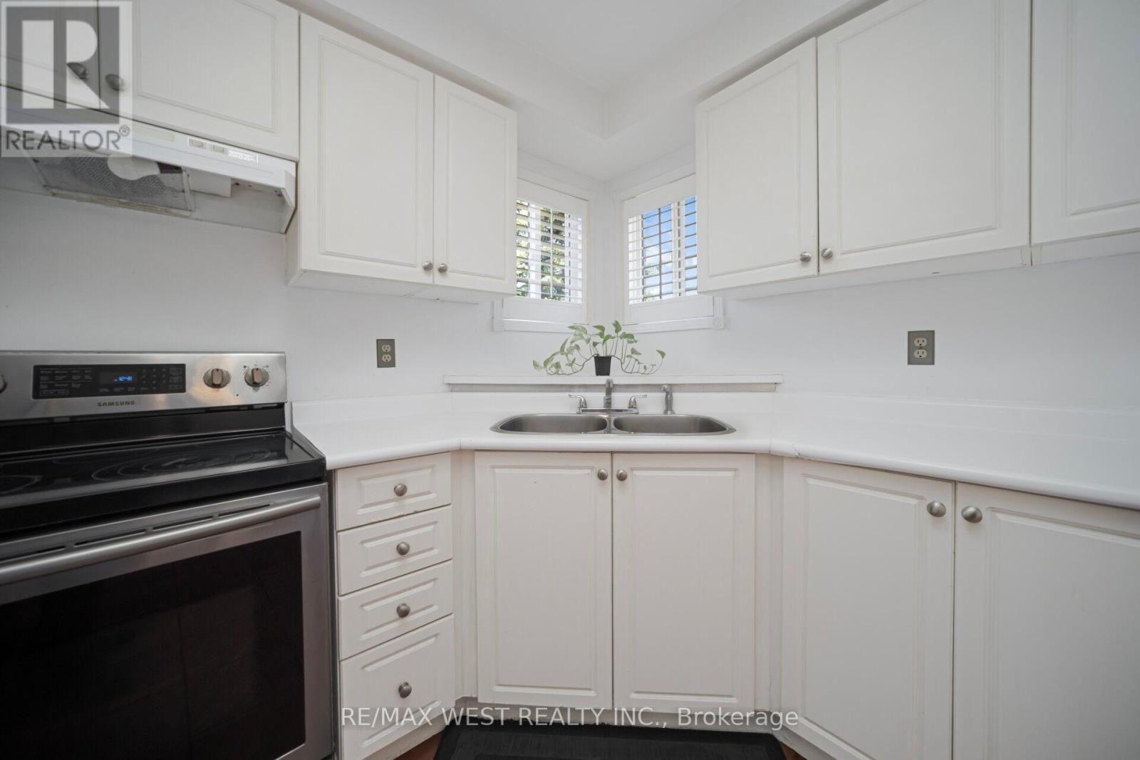 Photo 9 of 43 Flemington Drive, Caledon ON