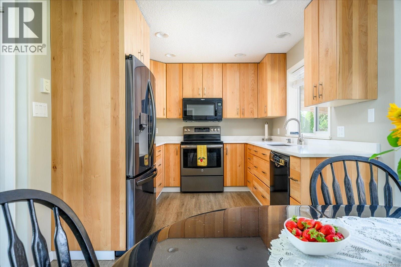 Photo 12 of 2320 Hemer Rd, Nanaimo BC