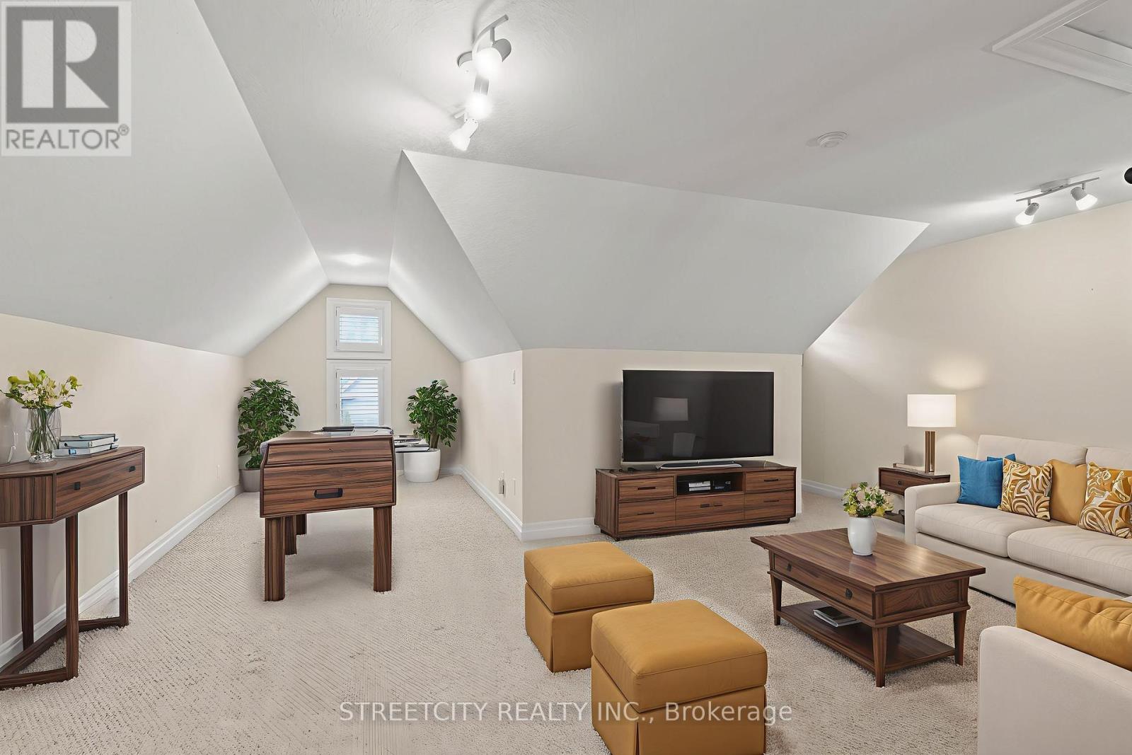 Photo 18 of 25 124 North Centre Road, London North ON