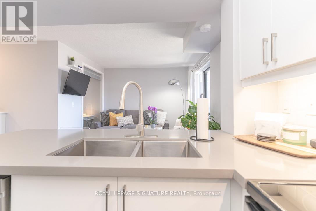 Photo 6 of 728 120 Dallimore Circle, Toronto ON