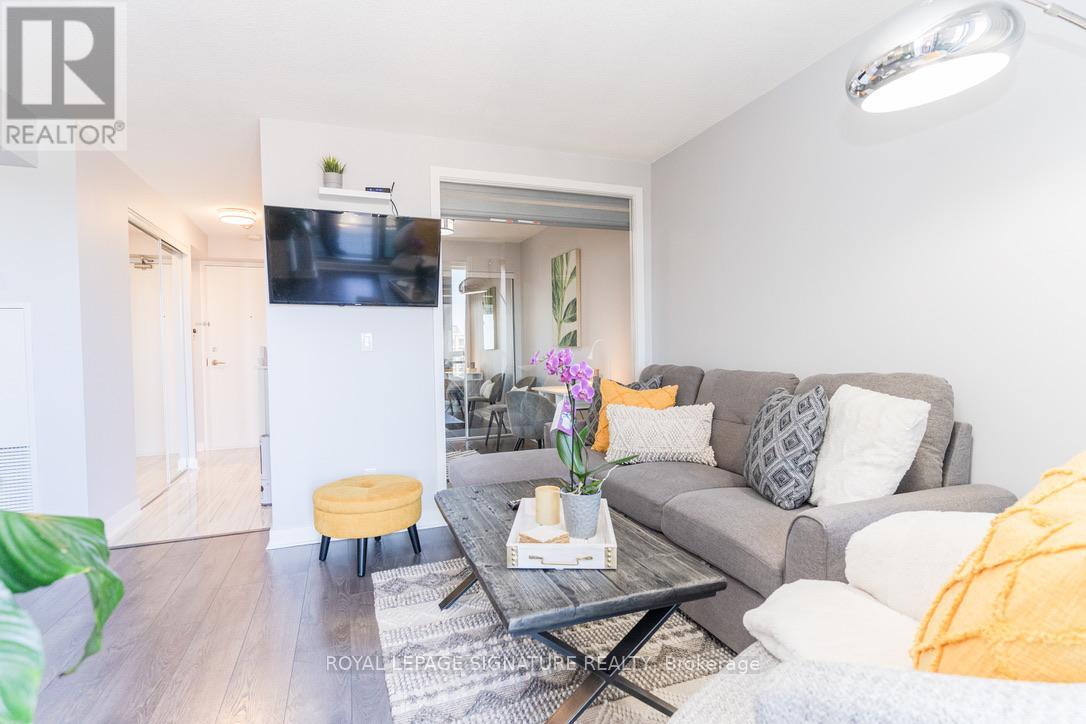 Photo 1 of 728 120 Dallimore Circle, Toronto ON