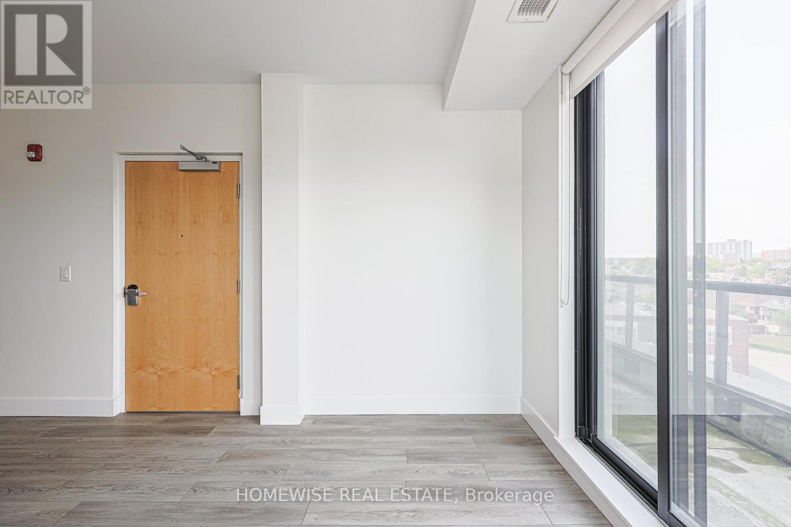 Photo 3 of R 01 293 Viewmount Avenue, Toronto ON