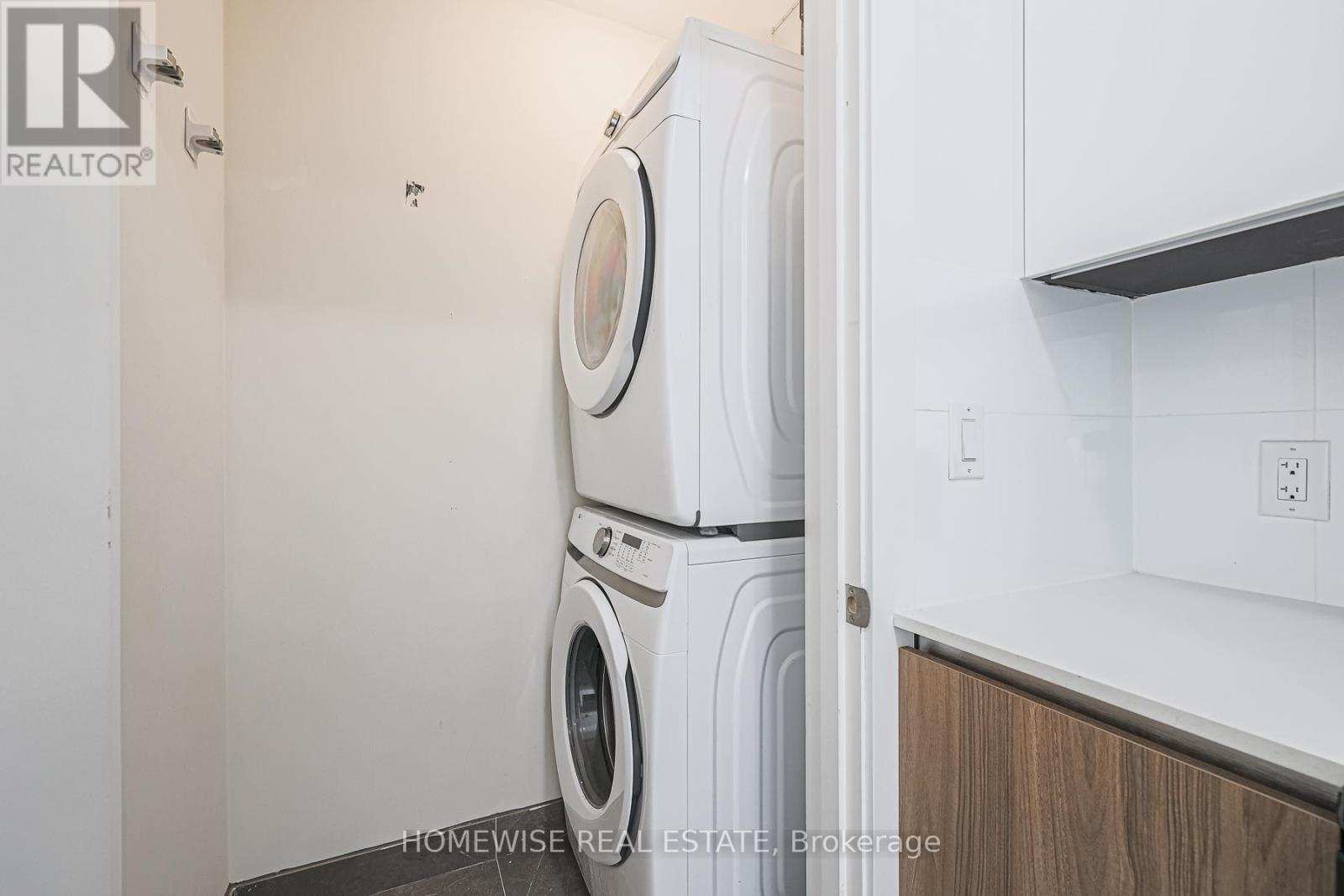 Photo 31 of R 01 293 Viewmount Avenue, Toronto ON