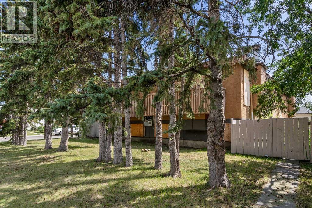 Photo 3 of 7703 41 Avenue Nw, Calgary AB