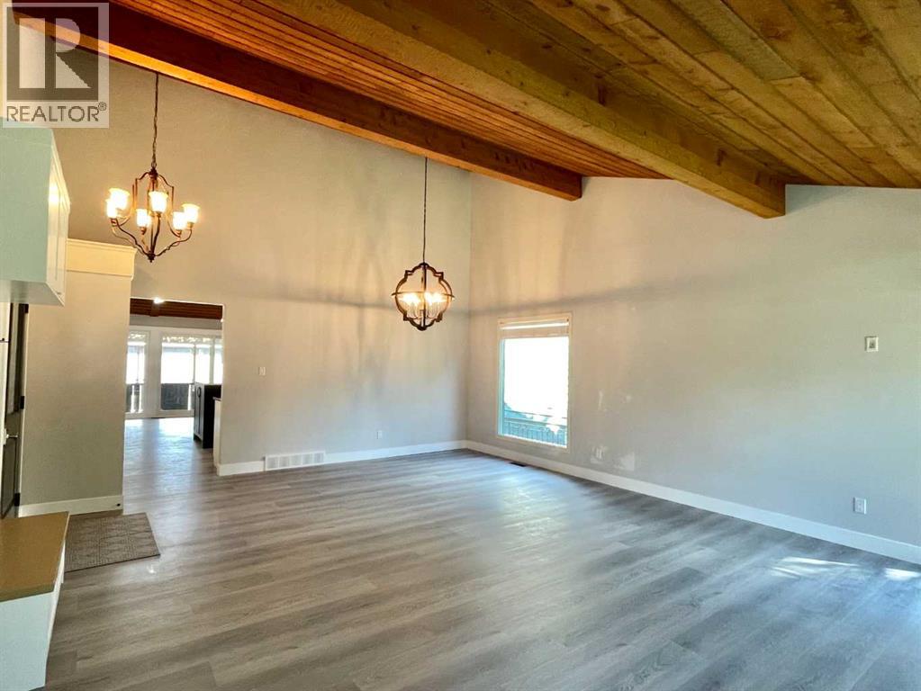 Photo 5 of 3020 Palliser Drive Sw, Calgary AB