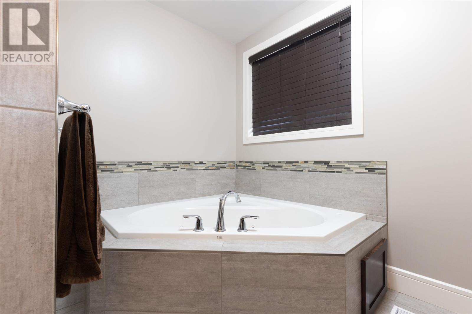 Photo 15 of 716 Lexington Cres, Thunder Bay ON