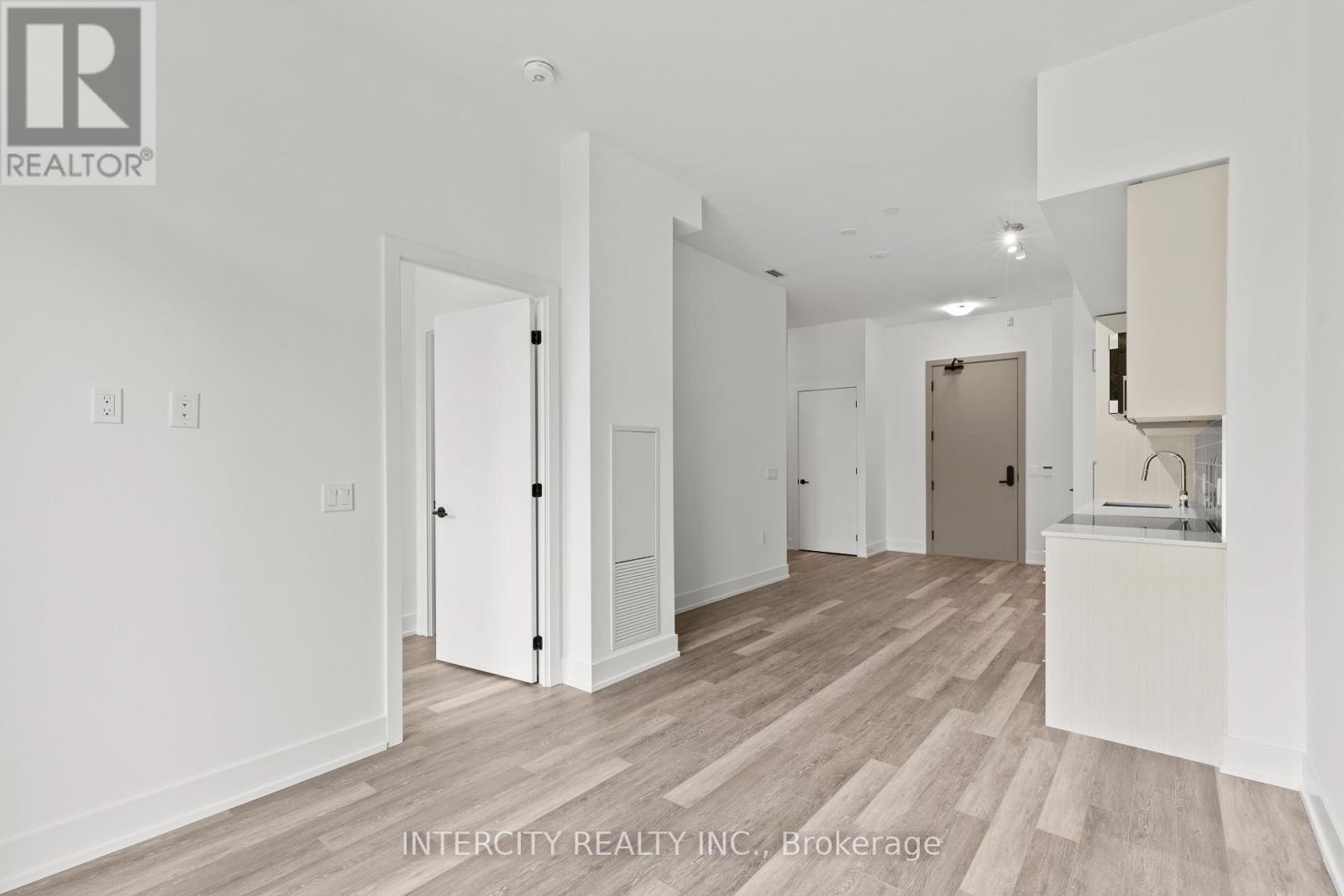 Photo 11 of 120 2075 King Road, King ON