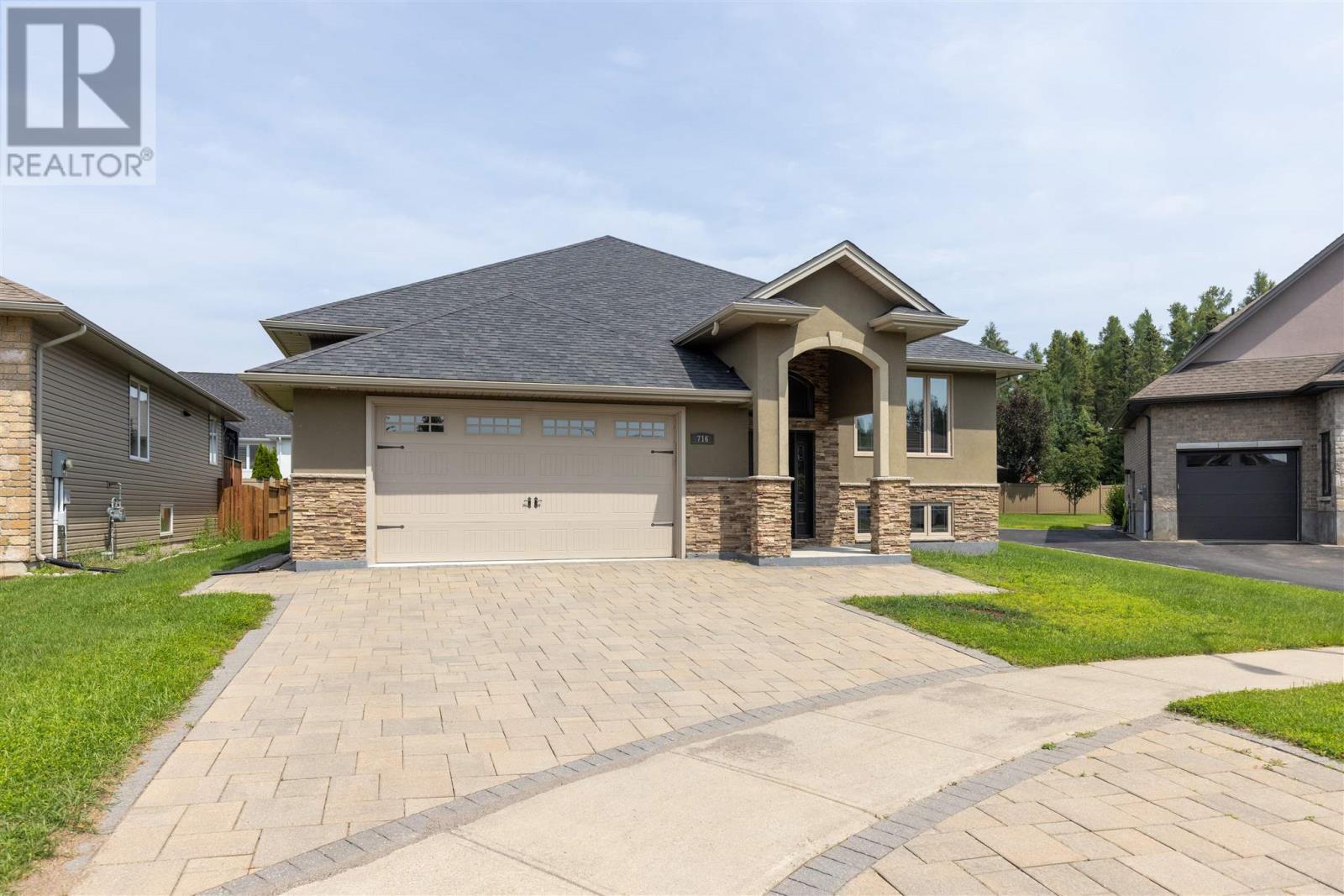 Photo 2 of 716 Lexington Cres, Thunder Bay ON