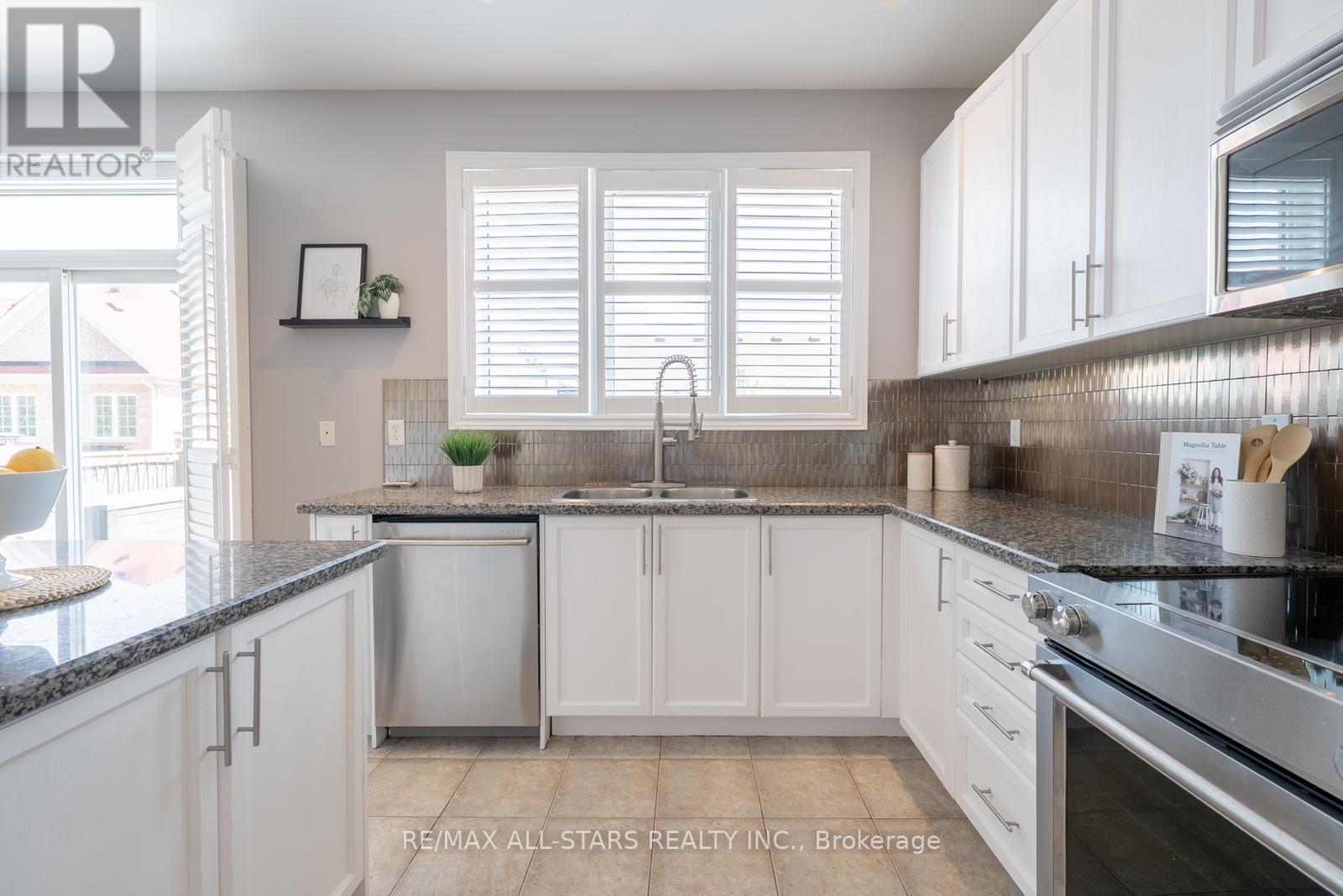 Photo 16 of 70 Isabella Garden Lane, Whitchurchstouffville ON