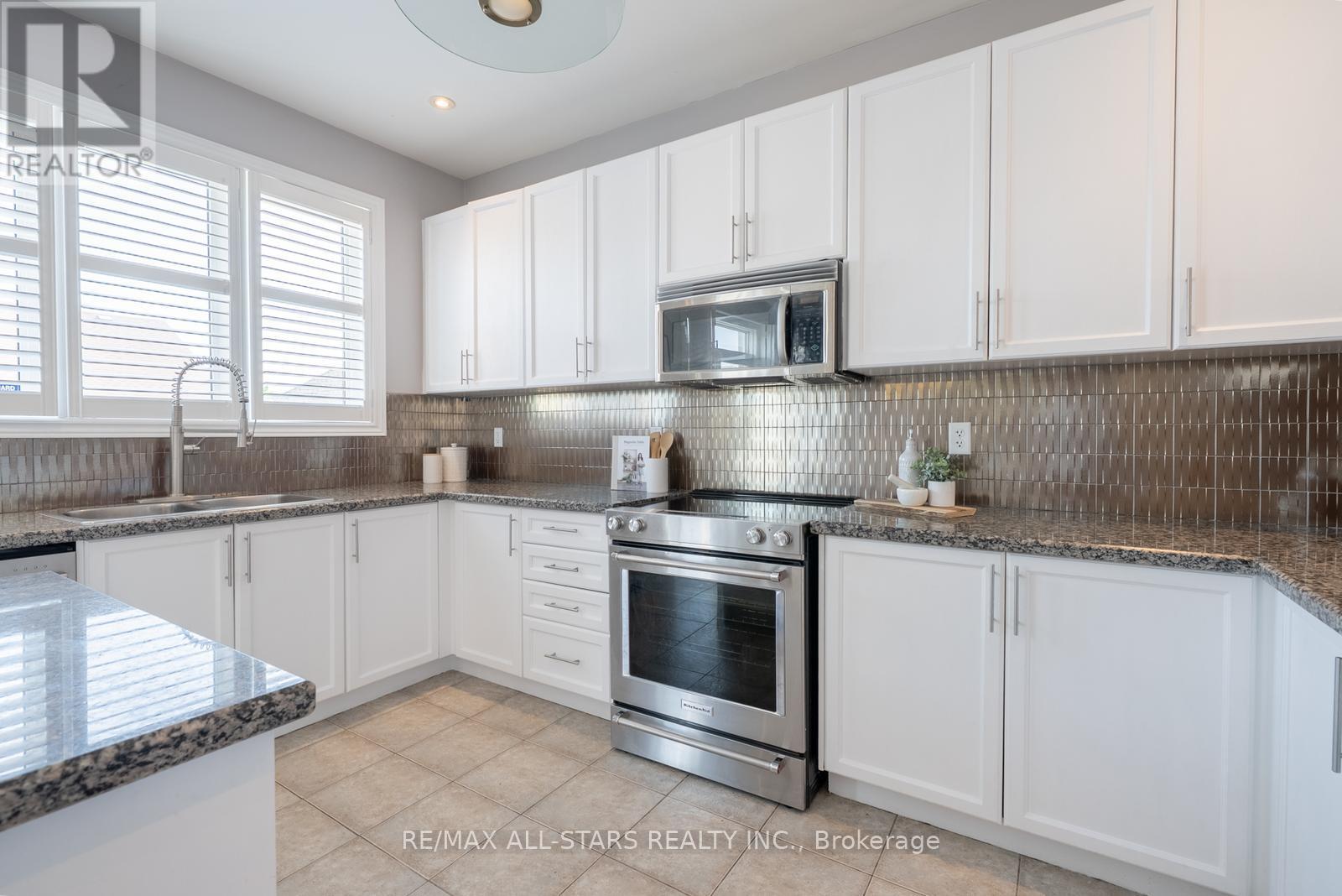 Photo 4 of 70 Isabella Garden Lane, Whitchurchstouffville ON