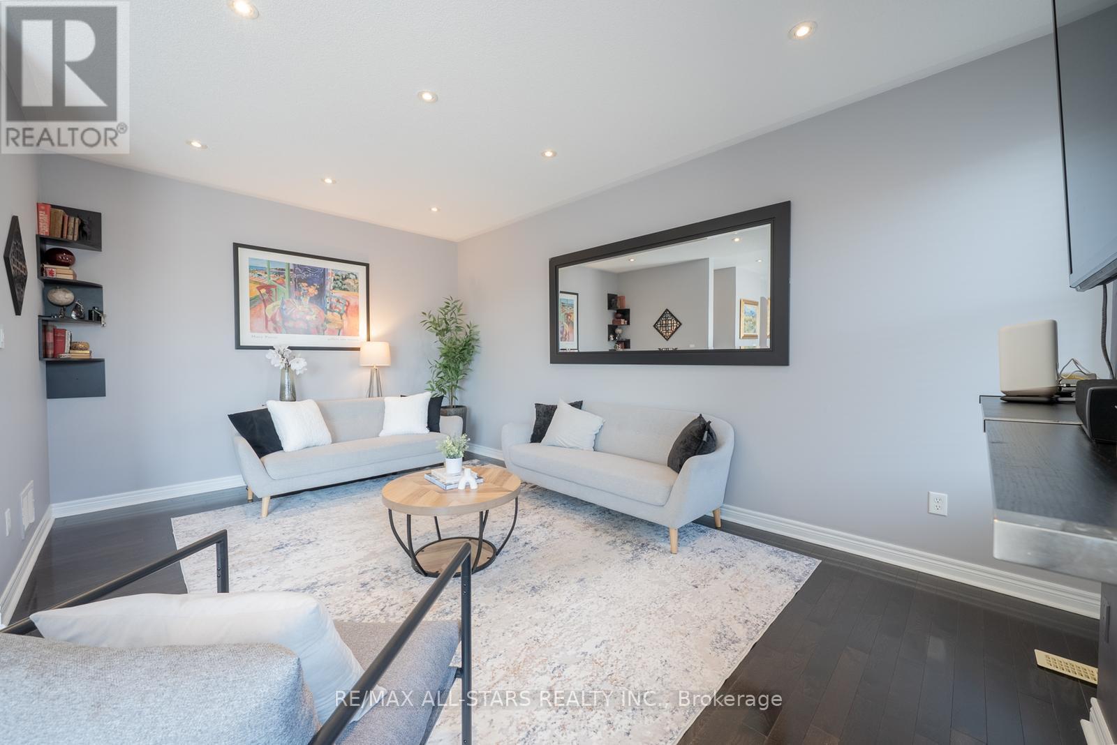 Photo 32 of 70 Isabella Garden Lane, Whitchurchstouffville ON