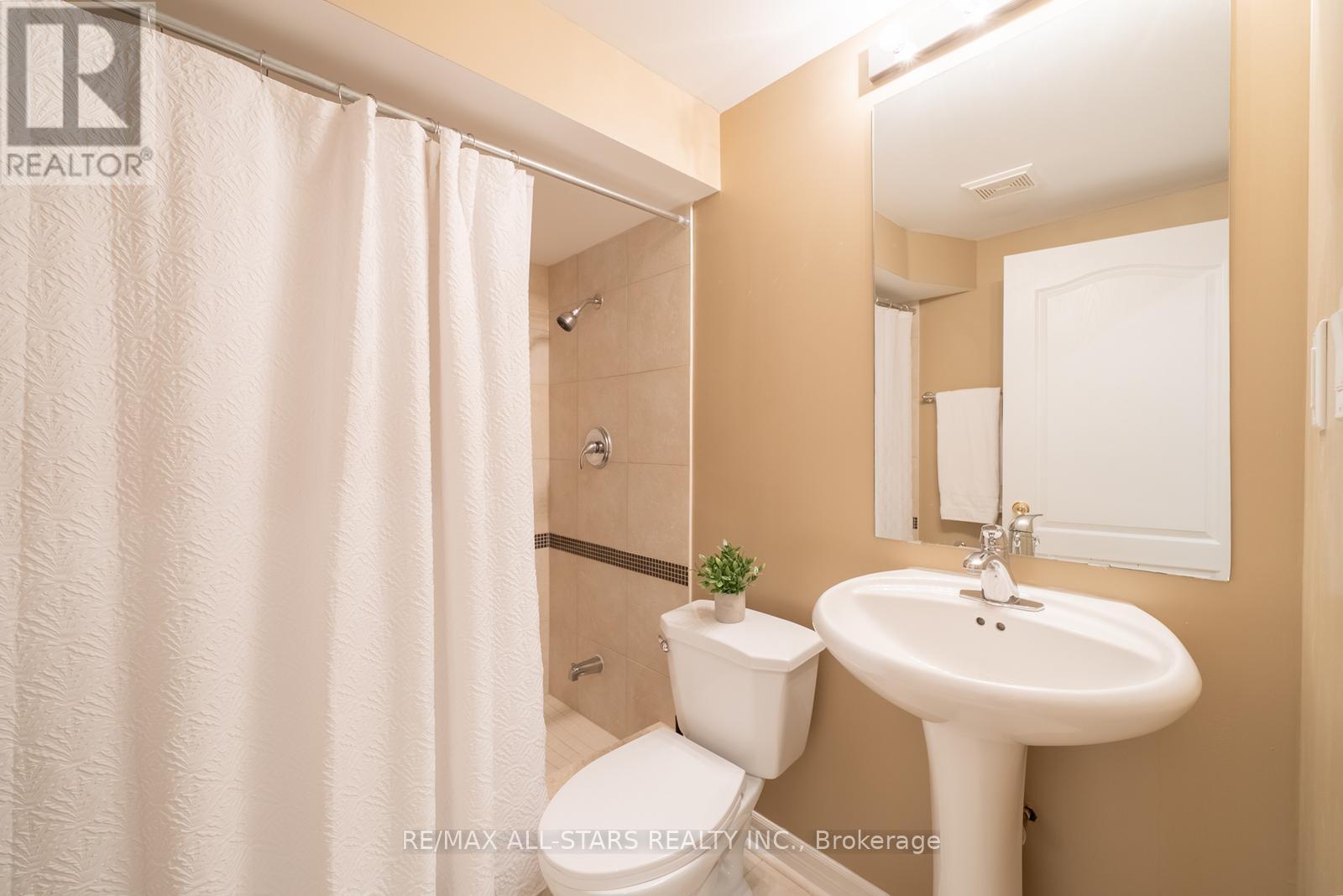 Photo 41 of 70 Isabella Garden Lane, Whitchurchstouffville ON