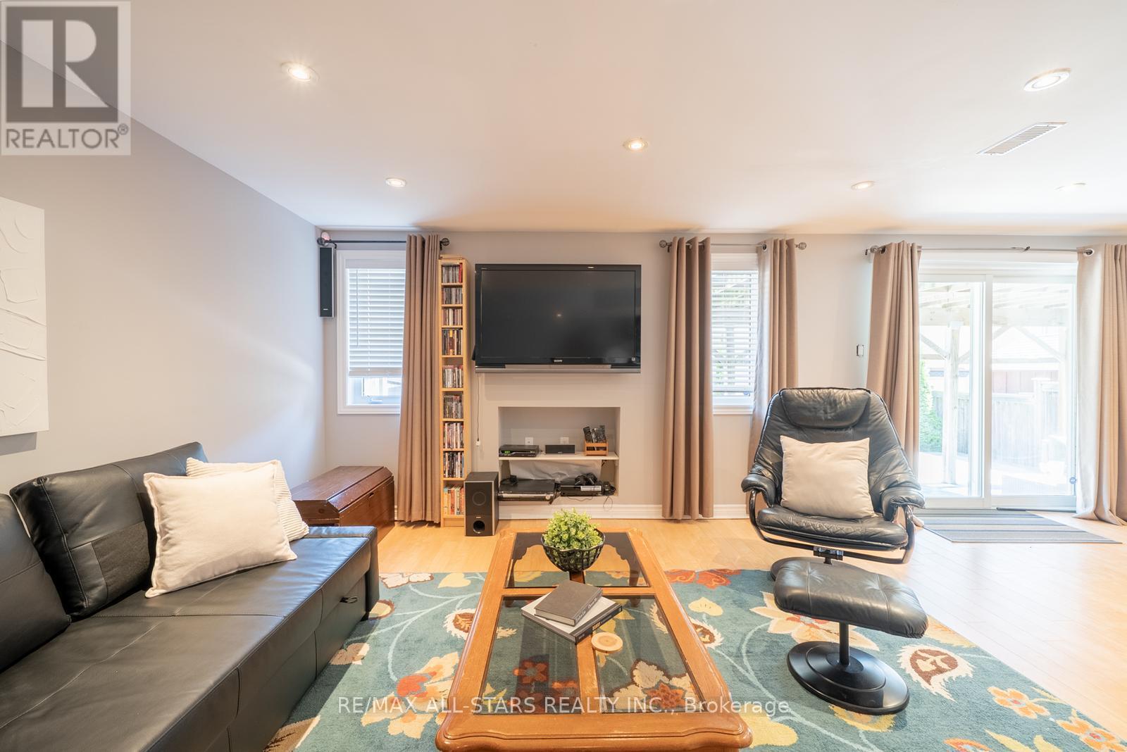 Photo 12 of 70 Isabella Garden Lane, Whitchurchstouffville ON
