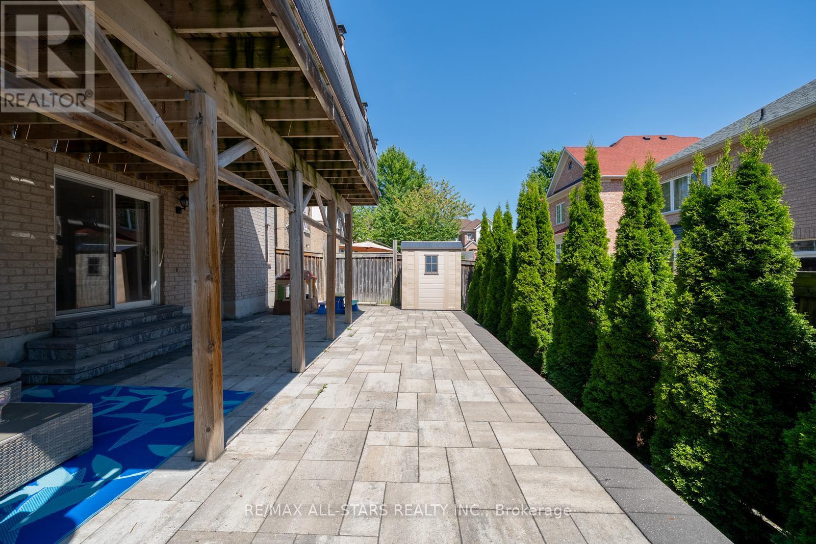 Photo 22 of 70 Isabella Garden Lane, Whitchurchstouffville ON