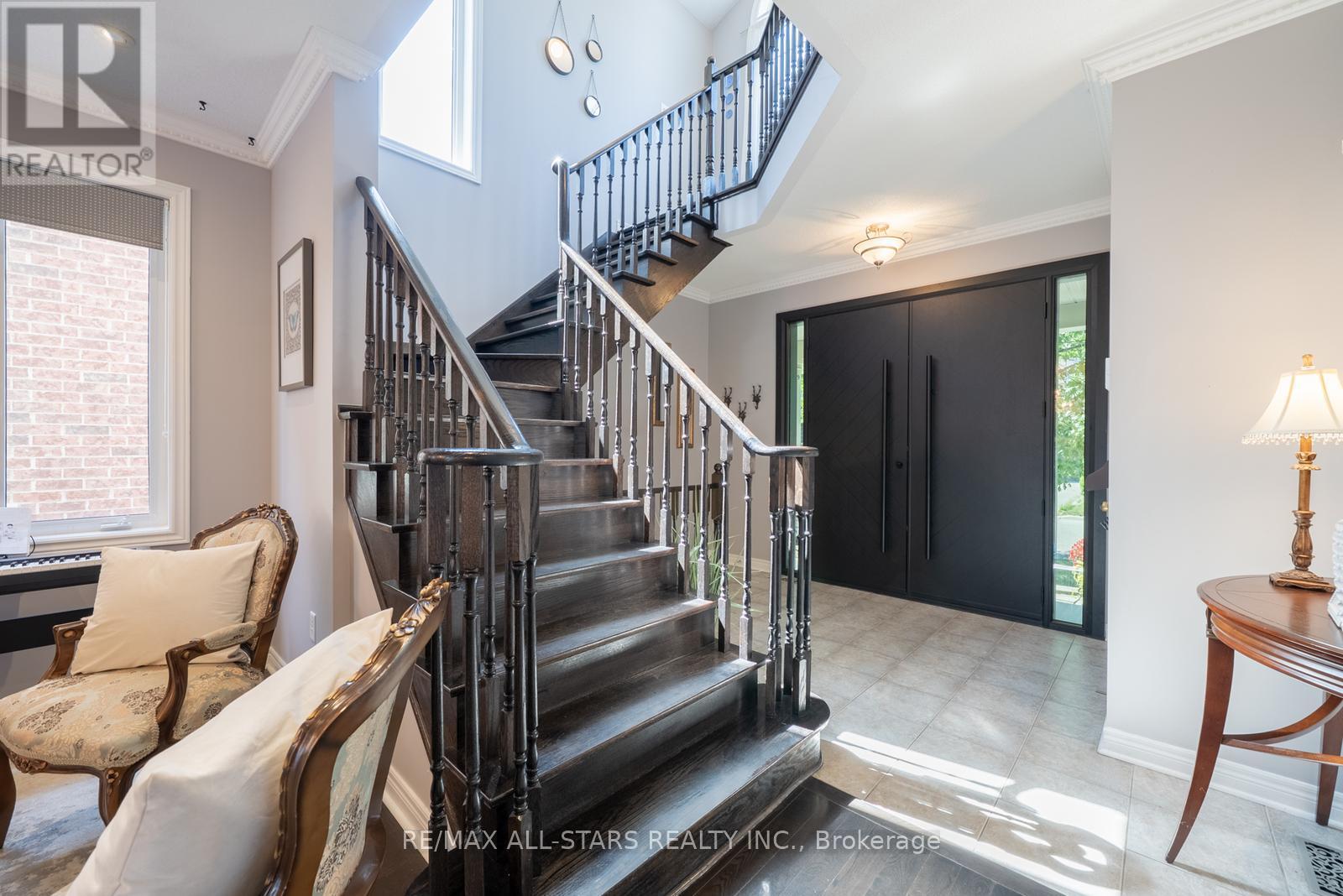 Photo 3 of 70 Isabella Garden Lane, Whitchurchstouffville ON
