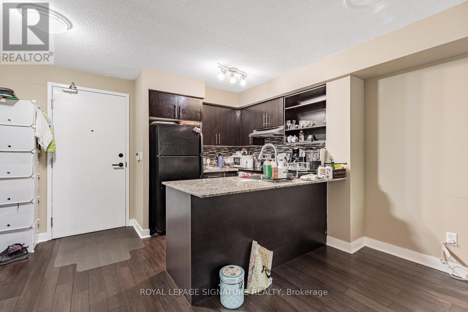 Photo 8 of 221 120 Dallimore Circle, Toronto ON