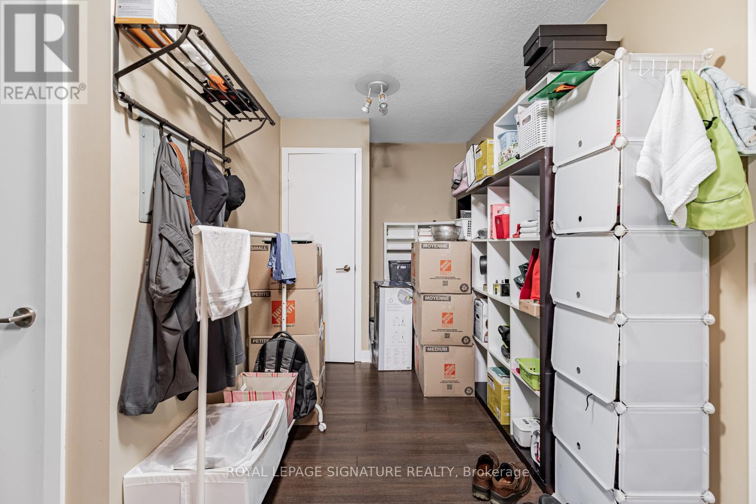 Photo 1 of 221 120 Dallimore Circle, Toronto ON