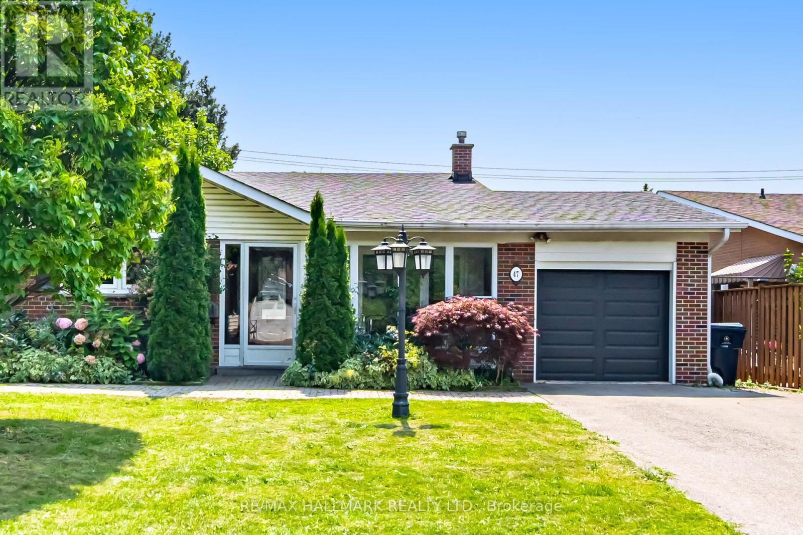 Photo 11 of 47 Marthclare Avenue, Toronto ON