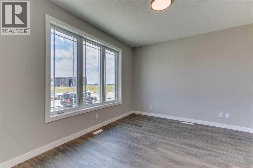 Photo 13 of 469 Hotchkiss Drive Sw, Calgary AB