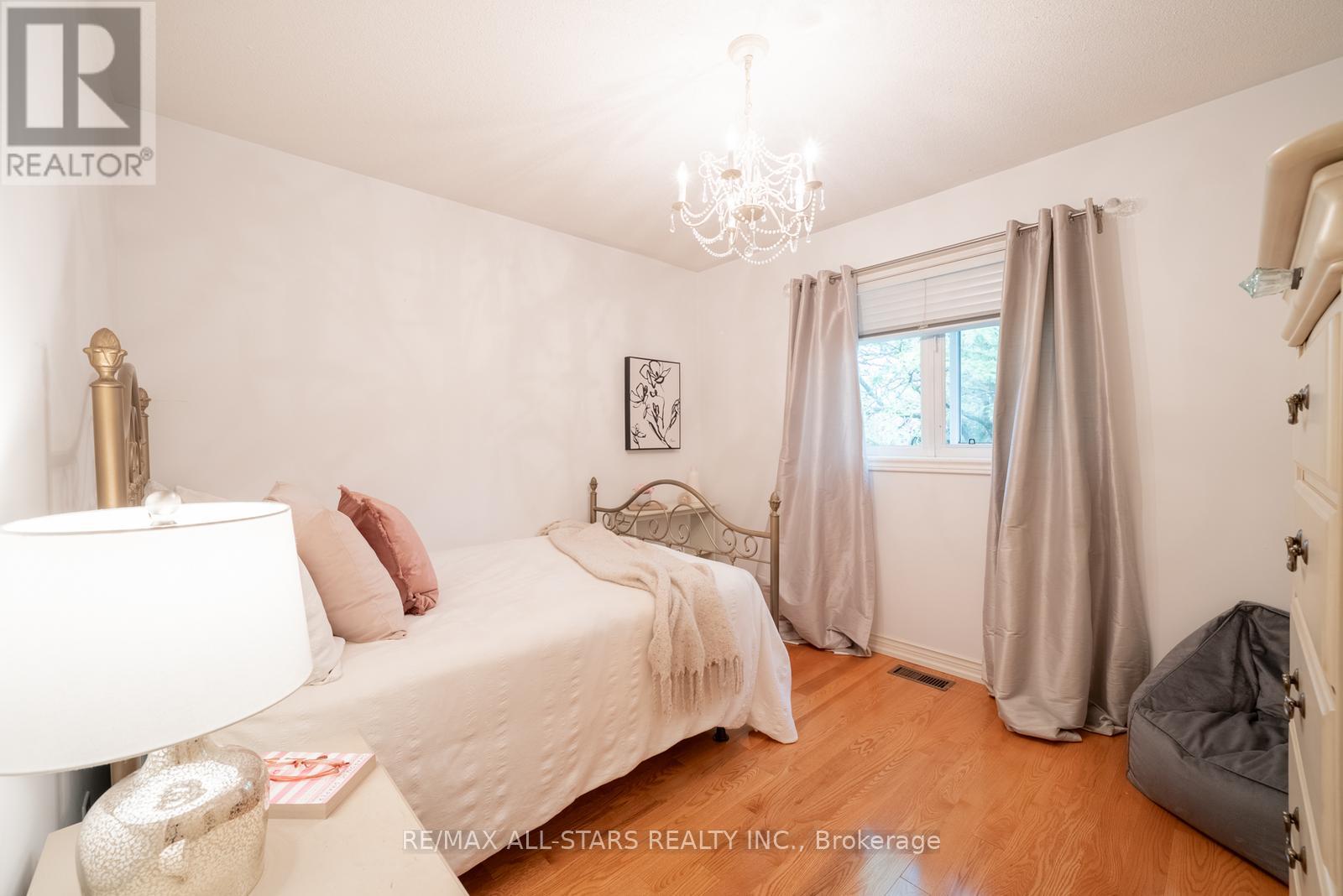 Photo 23 of 150 Park Drive, Whitchurchstouffville ON