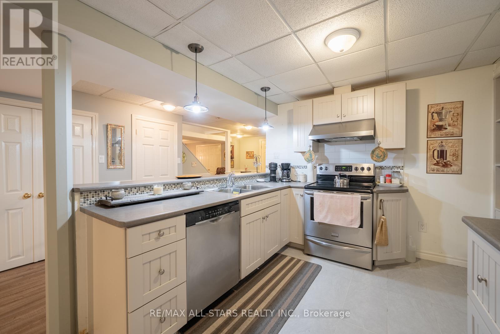 Photo 33 of 150 Park Drive, Whitchurchstouffville ON