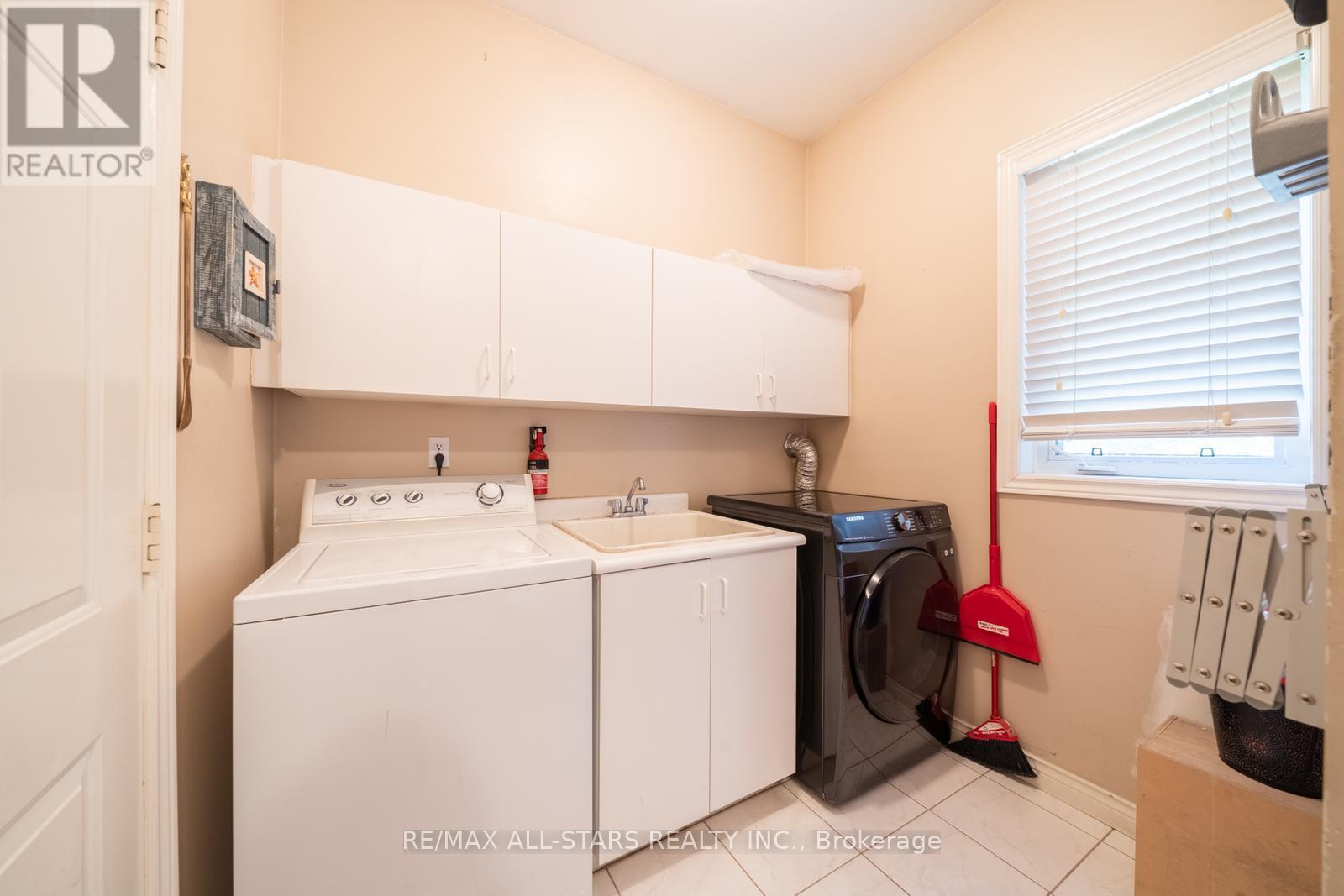 Photo 15 of 150 Park Drive, Whitchurchstouffville ON