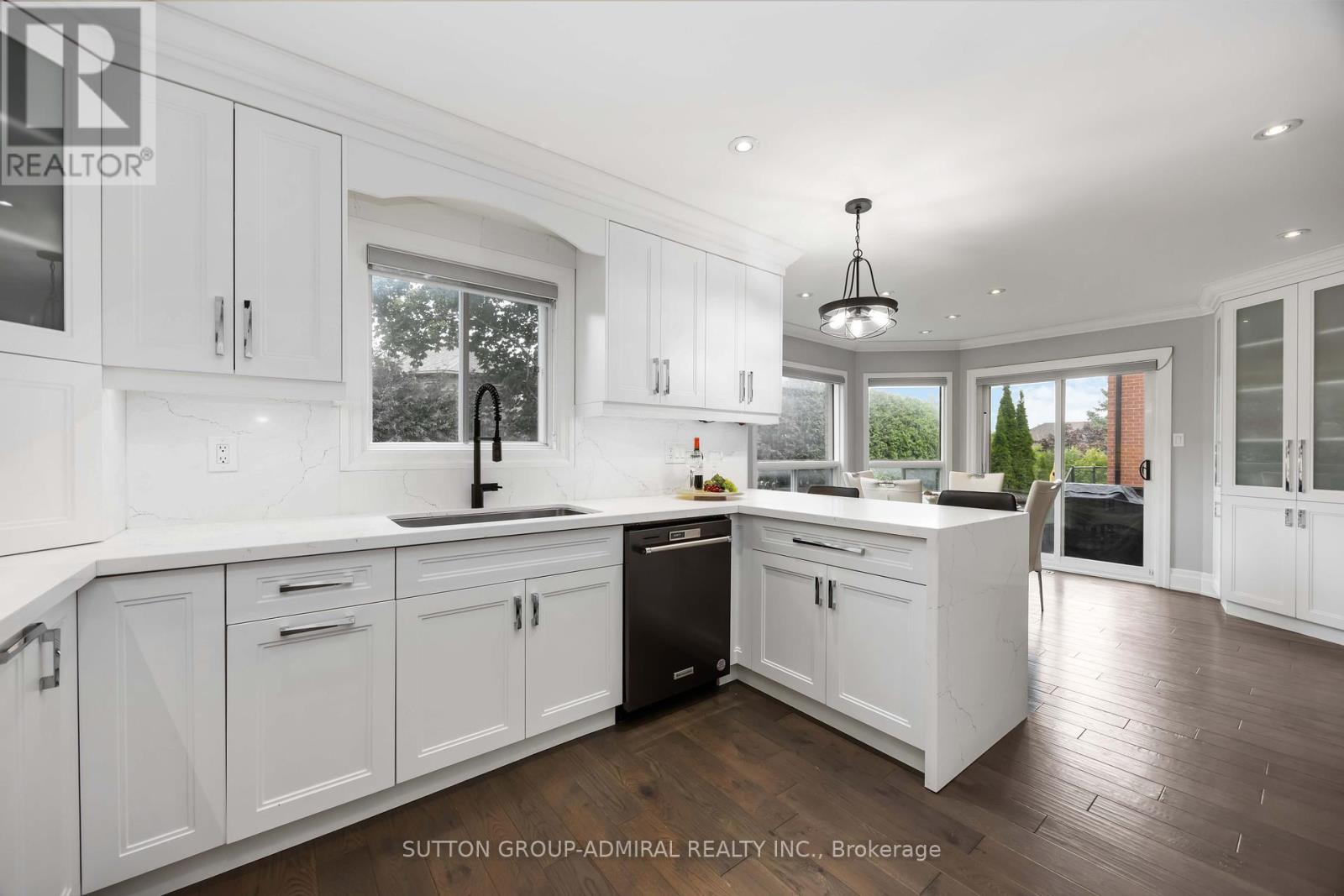 Photo 18 of 455 Doyle Court, Newmarket ON