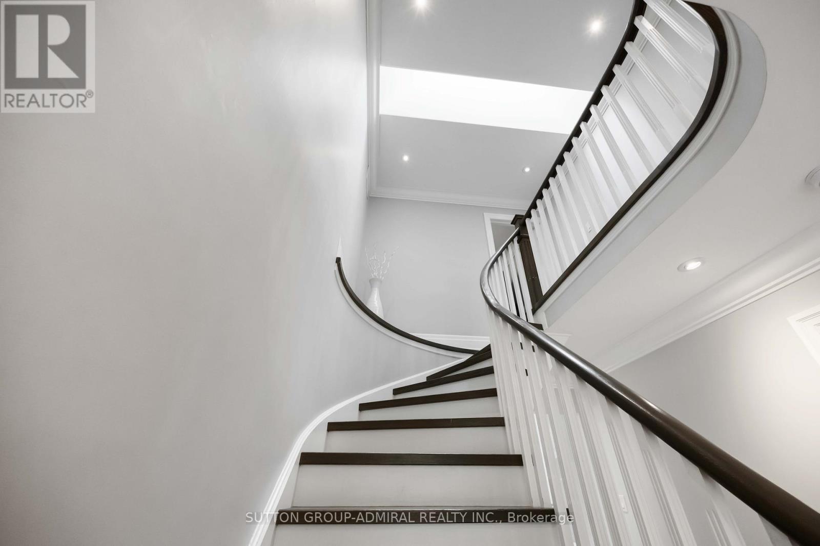 Photo 16 of 455 Doyle Court, Newmarket ON