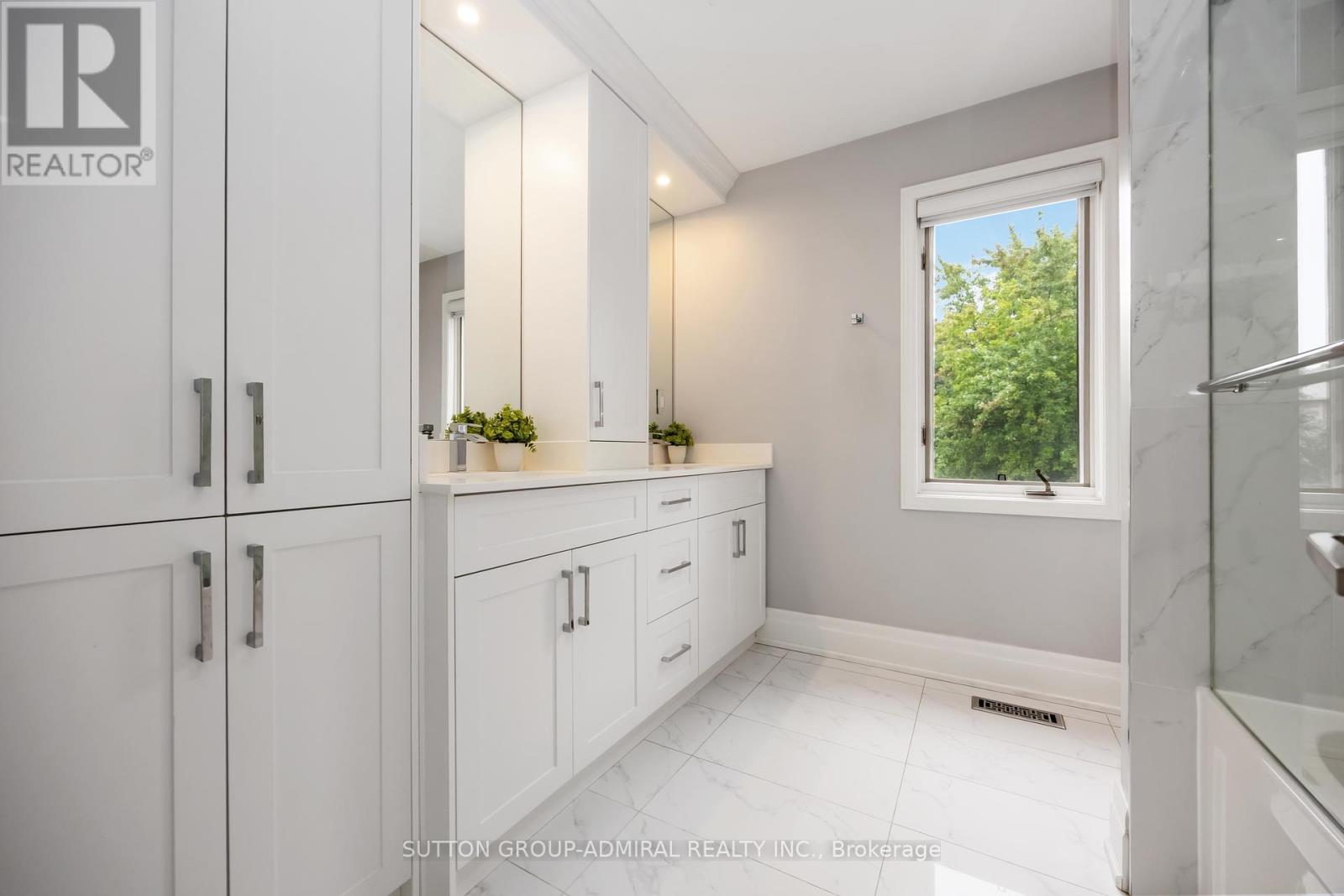 Photo 5 of 455 Doyle Court, Newmarket ON