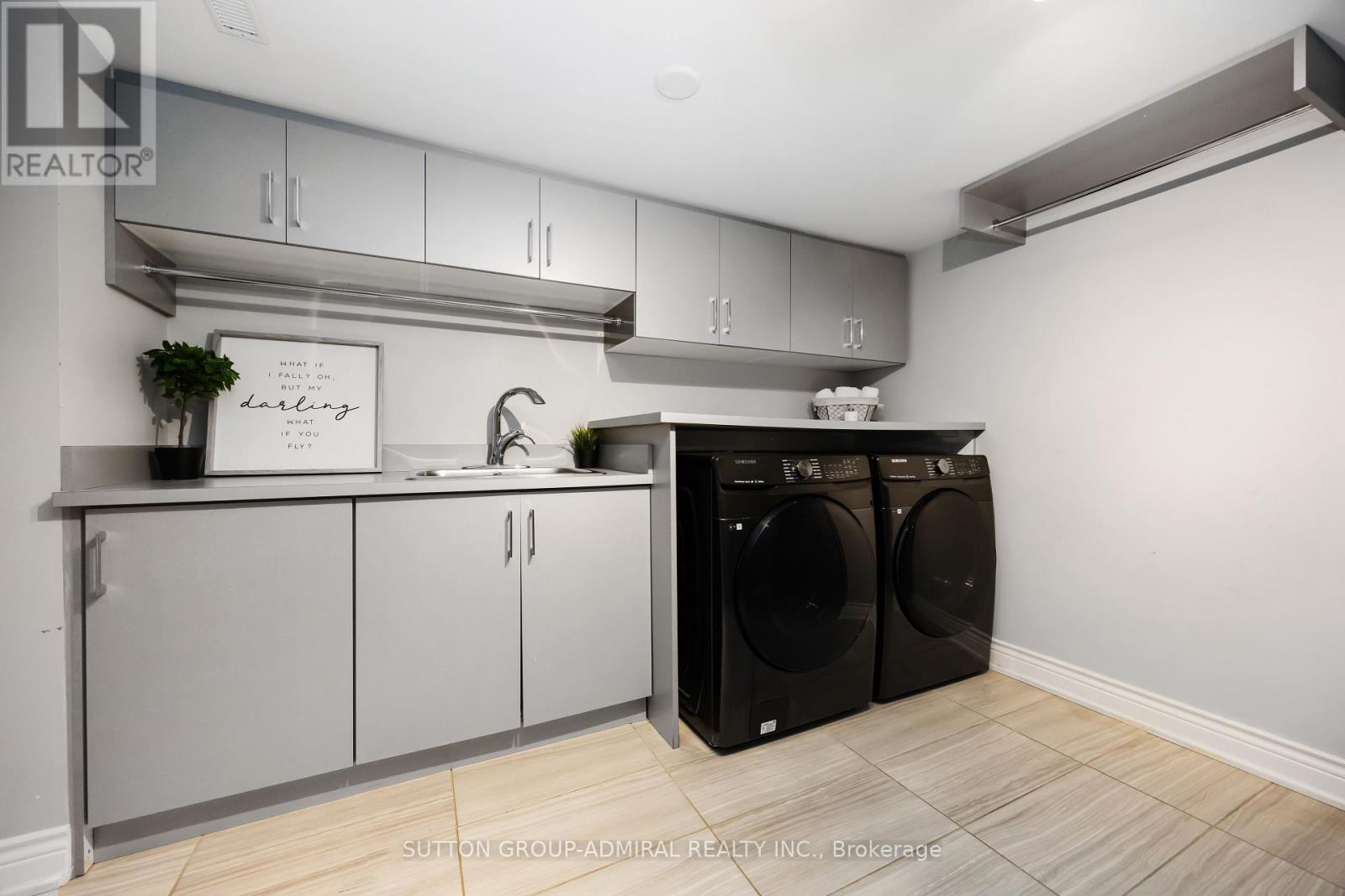 Photo 8 of 455 Doyle Court, Newmarket ON