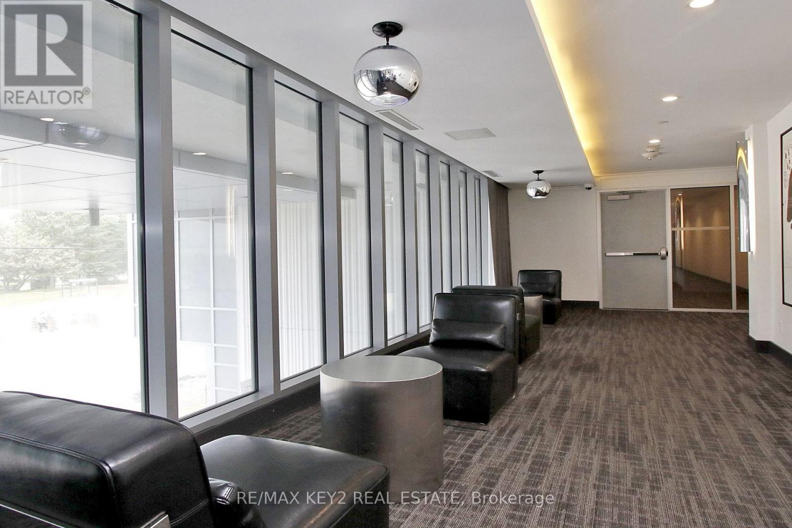 Photo 3 of 735 9471 Yonge Street, Richmond Hill ON