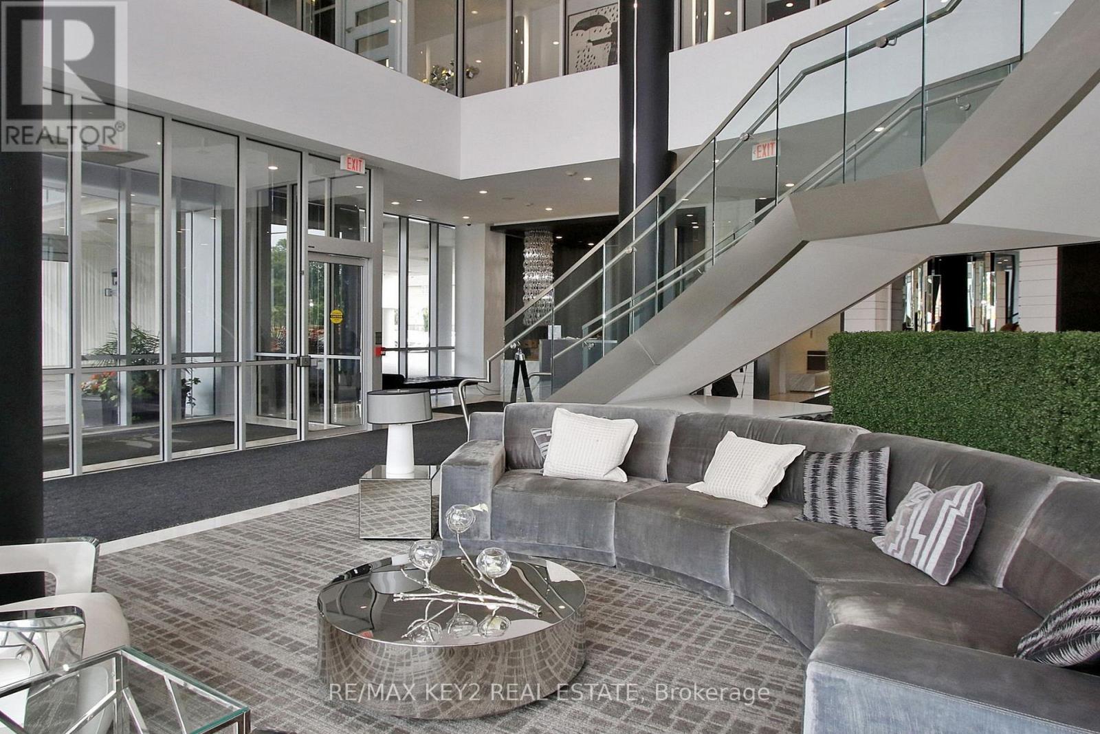 Photo 5 of 735 9471 Yonge Street, Richmond Hill ON