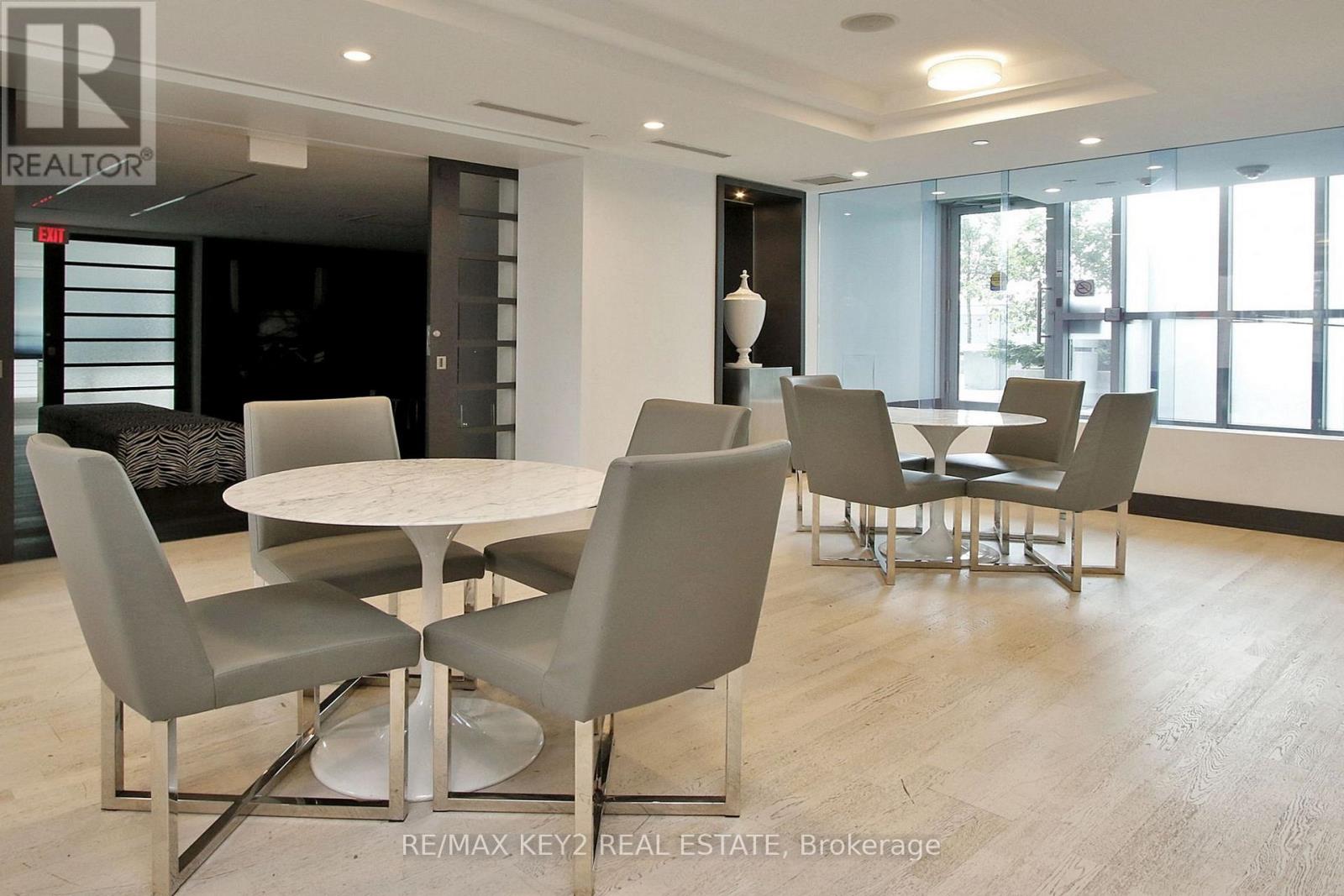 Photo 4 of 735 9471 Yonge Street, Richmond Hill ON