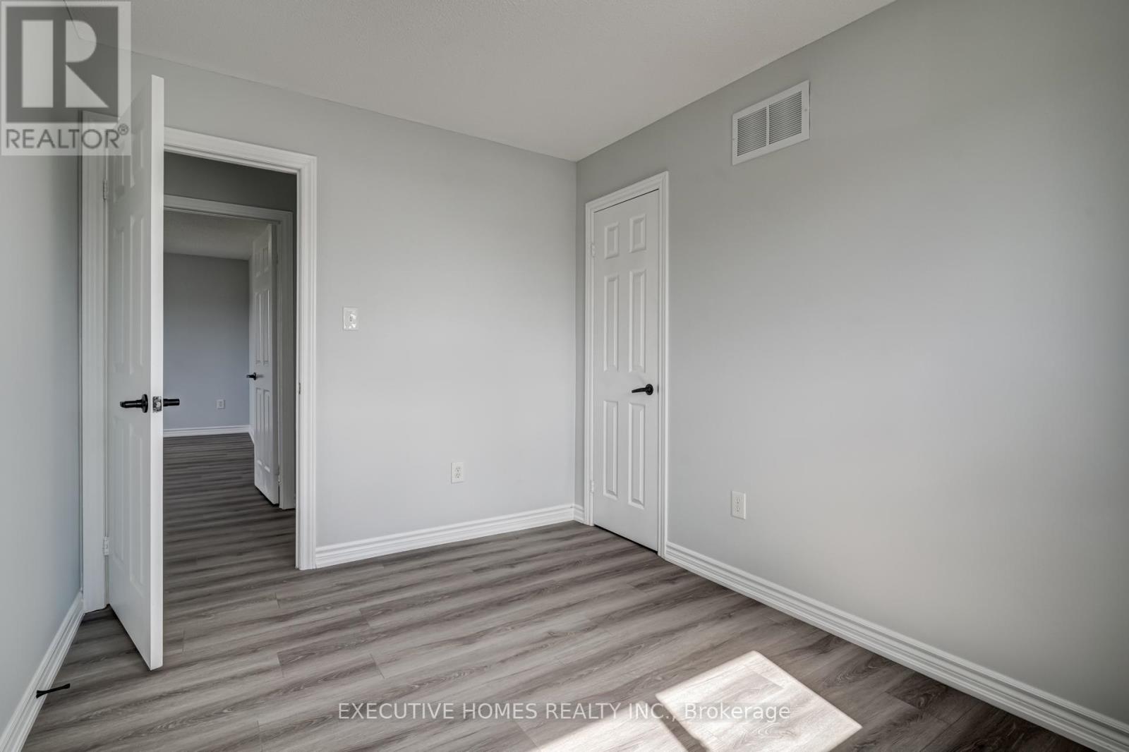 Photo 9 of 254 Livingstone Street E, Barrie ON