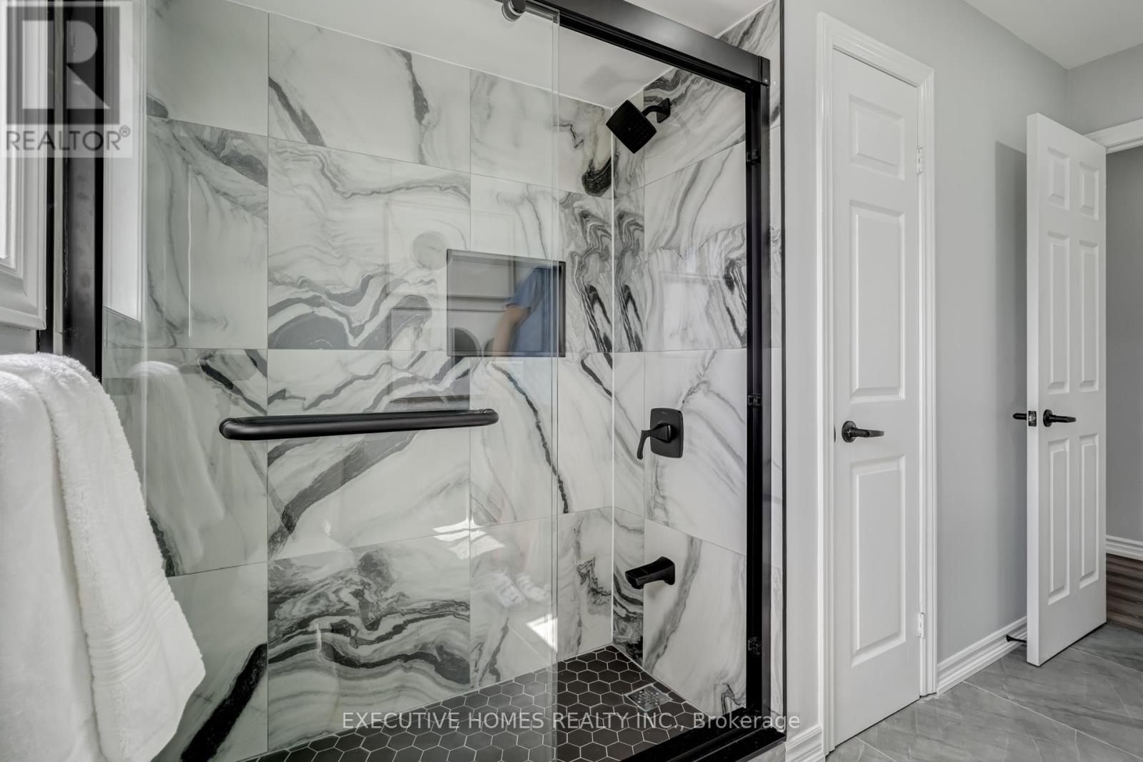 Photo 18 of 254 Livingstone Street E, Barrie ON