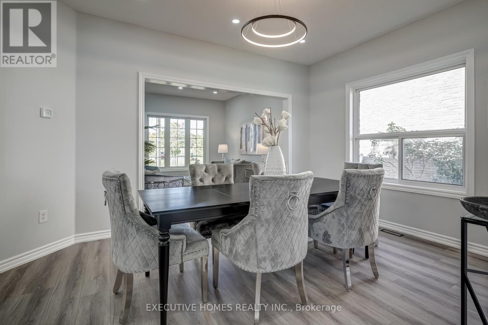 Photo 2 of 254 Livingstone Street E, Barrie ON