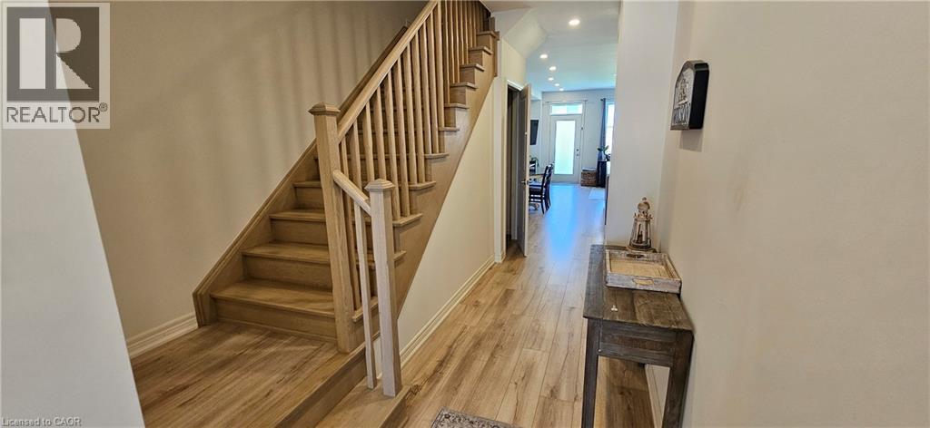 Photo 3 of 11 Gledhill Crescent, Cambridge ON
