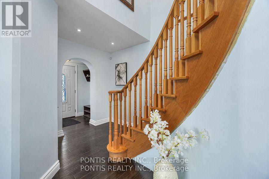 Photo 2 of 438 Aberfoyle Court, Mississauga ON