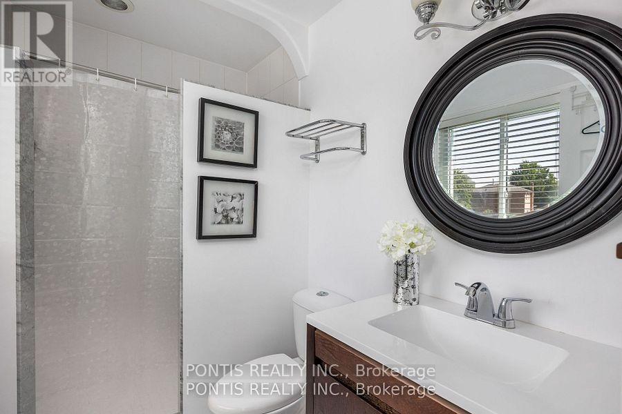 Photo 12 of 438 Aberfoyle Court, Mississauga ON
