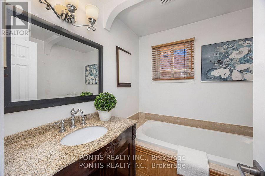 Photo 22 of 438 Aberfoyle Court, Mississauga ON