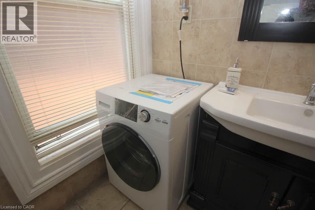 Photo 5 of 83 Walnut Street S Unit Upper Level, Hamilton ON