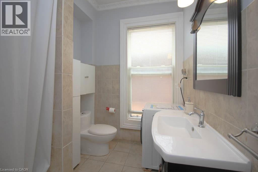 Photo 6 of 83 Walnut Street S Unit Upper Level, Hamilton ON
