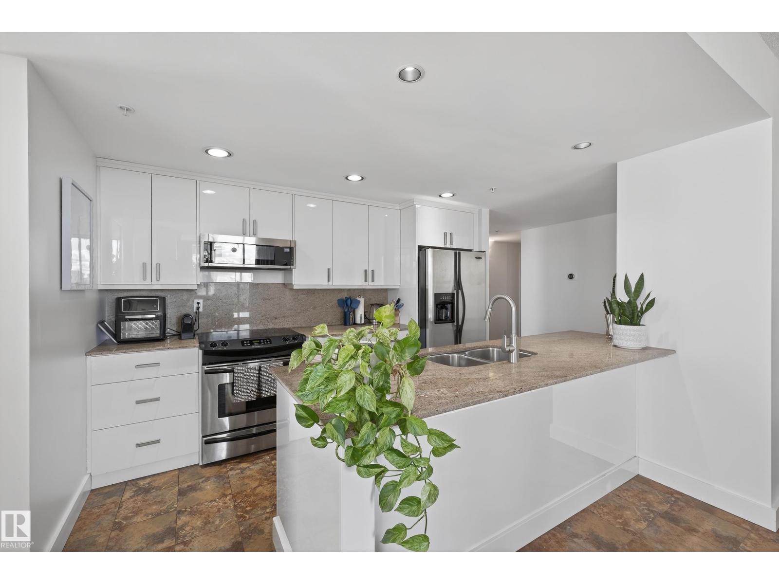 Photo 5 of 701 10028 119 St Nw, Edmonton AB
