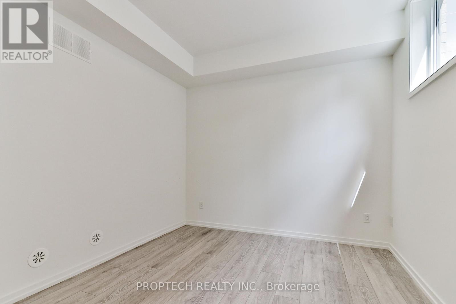 Photo 9 of 15 16 Lytham Green Circle, Newmarket ON