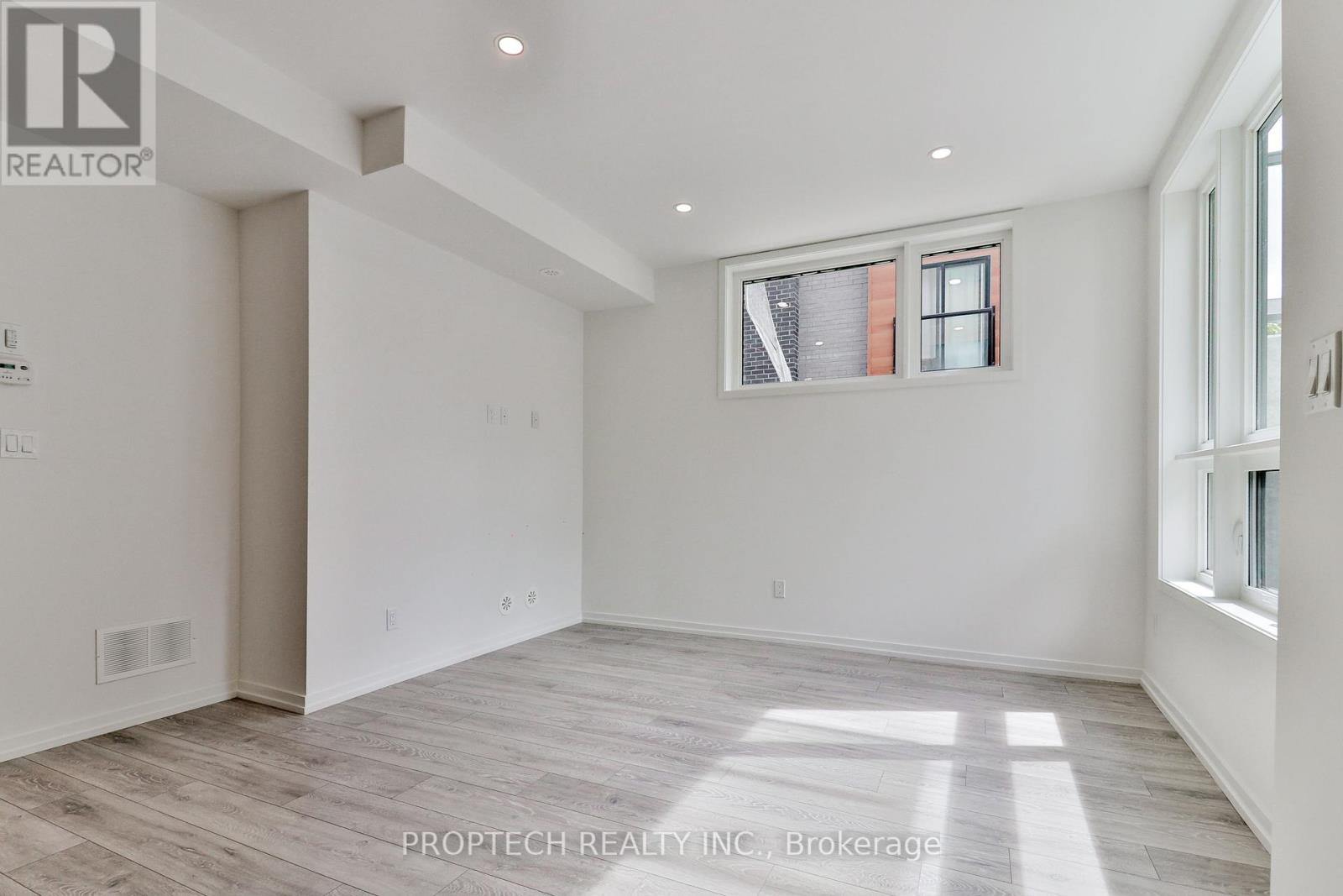 Photo 2 of 15 16 Lytham Green Circle, Newmarket ON
