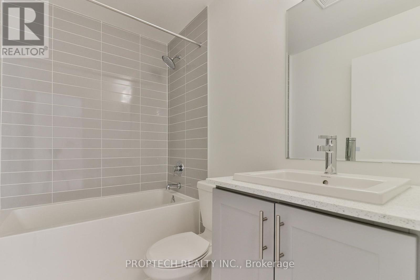 Photo 7 of 15 16 Lytham Green Circle, Newmarket ON